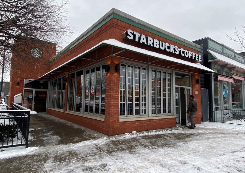 Starbucks više neće tražiti od radnika da se cijepe i testiraju