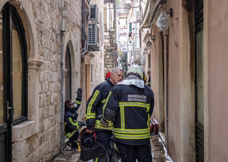 [FOTO] Opušak cigarete zapalio krevet, vatra se proširila i 'progutala' cijeli stan u staroj jezgri Dubrovnika