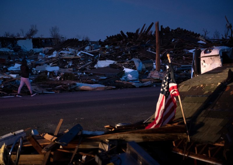 [FOTO] U Kentuckyju proglašeno izvanredno stanje, strahuje se da je u tornadu poginulo više od sto osoba