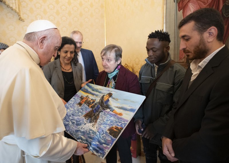 Migranti s Papom proslavili njegov 85. rođendan, poklonili mu sliku afganistanskog izbjeglice