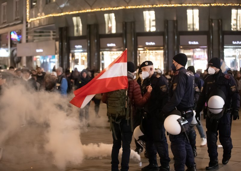 [FOTO] Prosvjedi u Beču: Više osoba uhićeno, jedan policajac ozlijeđen