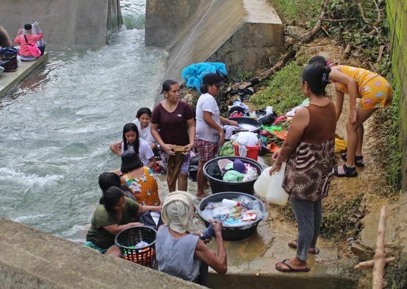 U poplavama na Filipinima 31 mrtav, neki se spasili tako što su se popeli na krov kuće
