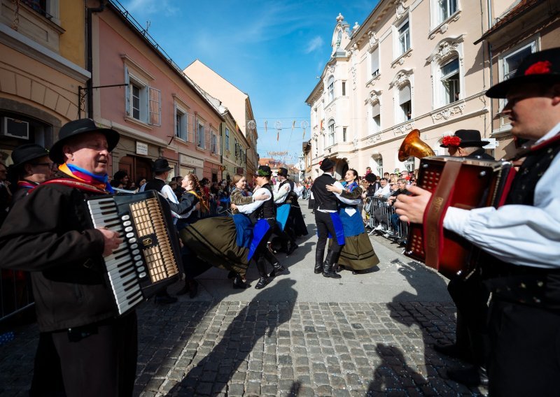 Slovenski novogodišnji apsurdi: Živa glazba dozvoljena, ples ne