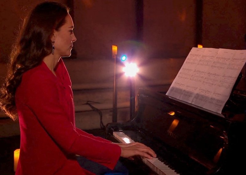 Kate Middleton oduševila svojim prvim javnim nastupom na klaviru tijekom Božićnog koncerta u Westminsterskoj opatiji
