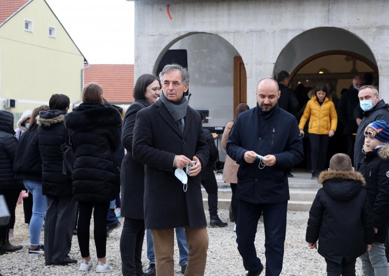 Milošević i Pupovac na liturgiji u pravoslavnoj crkvi u Petrinji: Moramo se jače upregnuti u obnovu