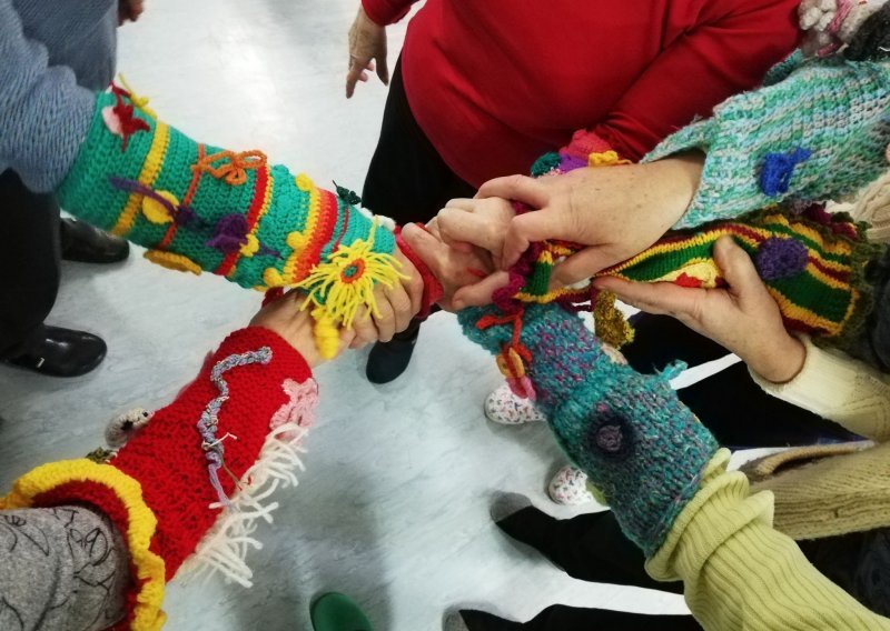 Ozanovci pletenjem i kukičanjem pomažu oboljelima od Alzheimera i drugih demencija