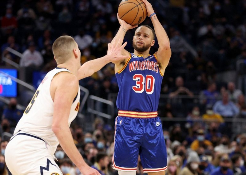 Stephen Curry postavio rekord u tricama kakav još nije viđen u povijesti NBA-a, ali svi pričaju o potezu Srbina Jokića koji je neke naljutio