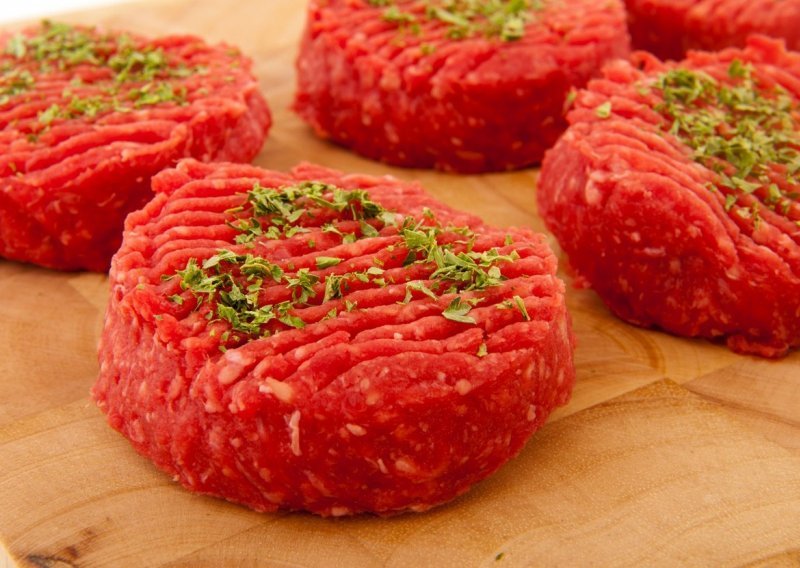 Šok u Sloveniji: Masovno trovanje u gradu uz hrvatsku granicu, svi kupovali meso za tatarski biftek