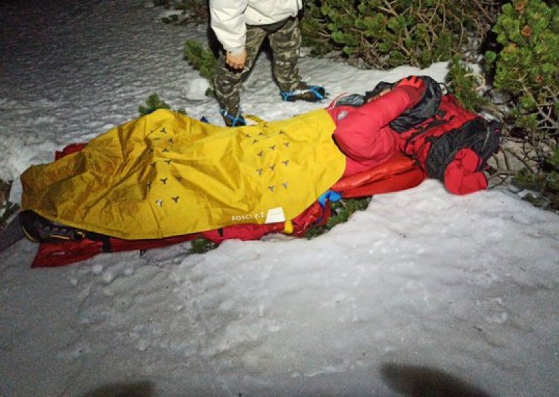 [VIDEO] Nakon devet sati akcije spašavanja HGSS objavio: Ozlijeđeni planinar predan je liječnicima