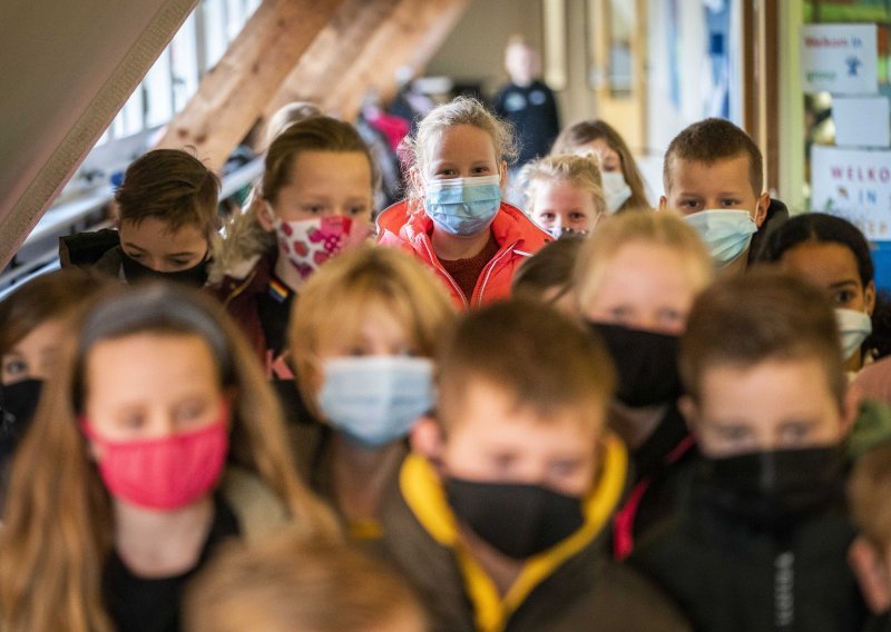 Vlasti će tražiti od engleskih učenika da nose maske u školama zbog omikrona
