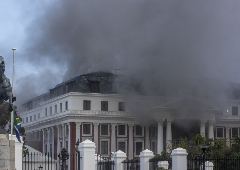 Požar na južnoafričkom parlamentu ponovno se rasplamsao