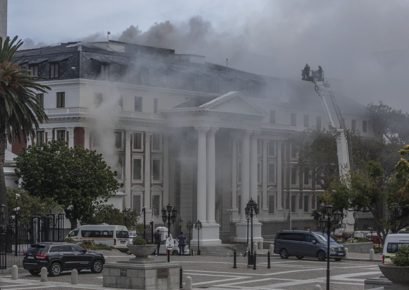 [FOTO] I dalje gori zgrada južnoafričkog parlamenta, sumnja se da je požar podmetnut