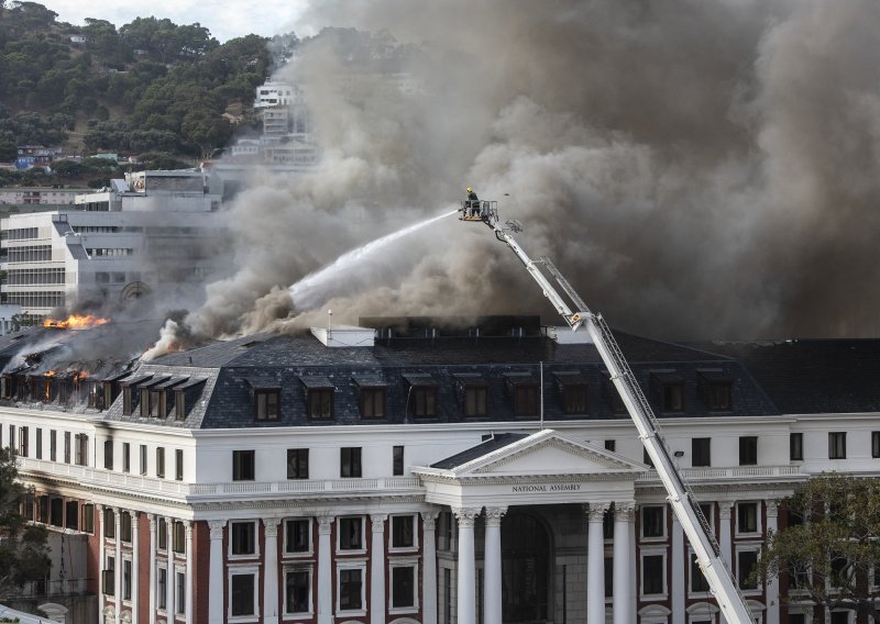 Požar u zgradi južnoafričkog parlamenta pod kontrolom