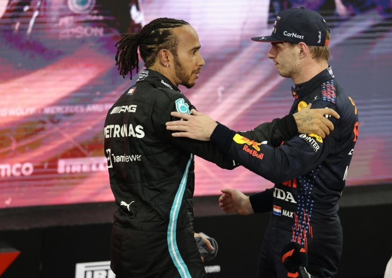 Šef Red Bulla nikad ne propušta priliku 'bocnuti' Lewisa Hamiltona: Ne sumnjam tko bi i tada bio na vrhu...