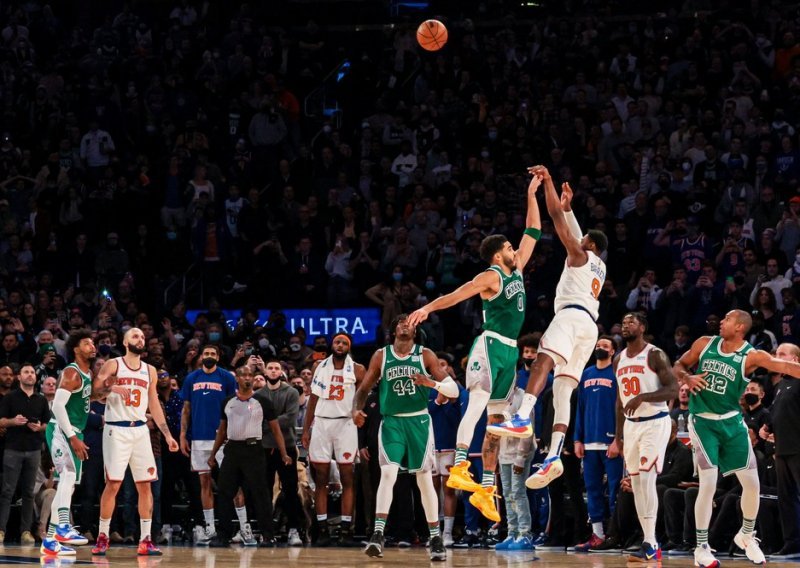 Luda završnica utakmice dva najstarija NBA kluba; evo kako su Knicksi dobili Celticse sa sirenom nakon što su gubili 25 koševa razlike