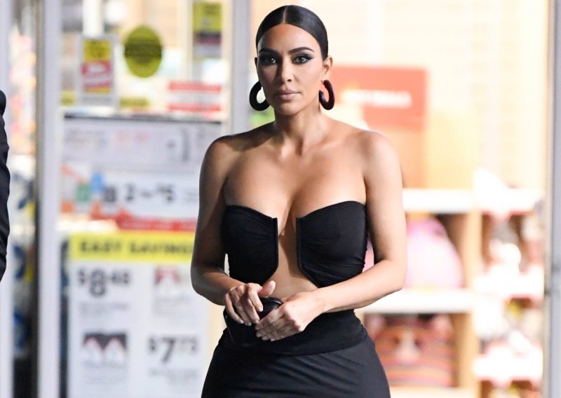 Pogledajte fotografiju u smjelom bikiniju za koju je Kim Kardashian zaradila više od 3.7 milijuna lajkova