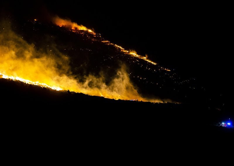 [FOTO/VIDEO] Požar u Lokvi Rogoznici gasi više od sto vatrogasaca, probleme im stvara orkanska bura