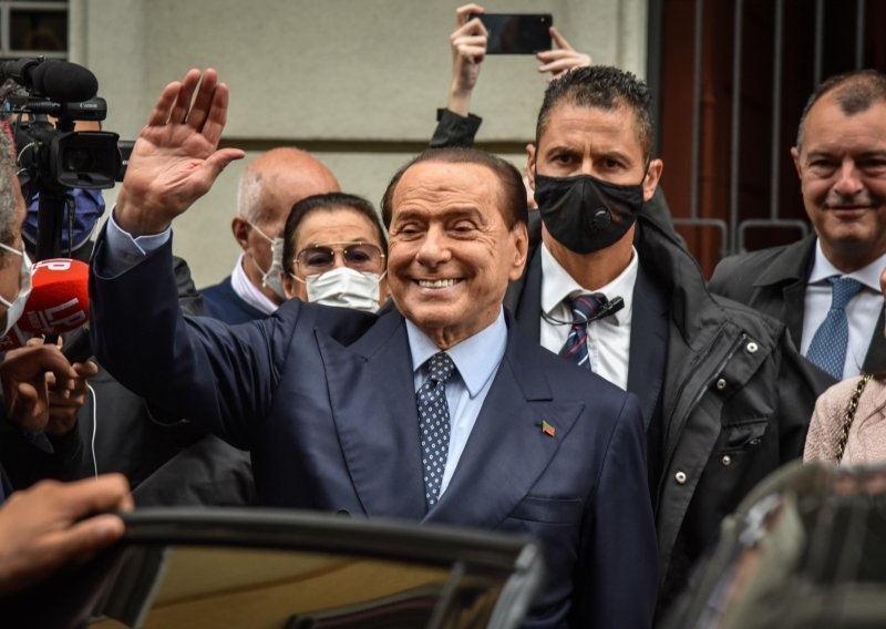 EK o darivanju Berlusconija i Putina: Nema zabrane kontakta s Rusima, ali prioritet treba biti prenošenje europskog stajališta o ratu