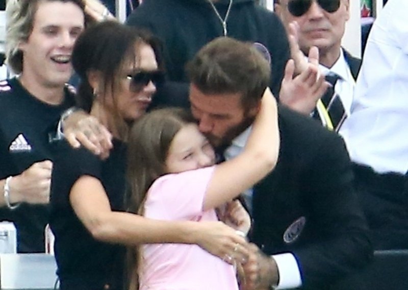 David Beckham ne odustaje od poljubaca, pratitelji mu poručili: 'Ovo baš loše izgleda, vrijeme je da je tata prestane ljubiti u usta'