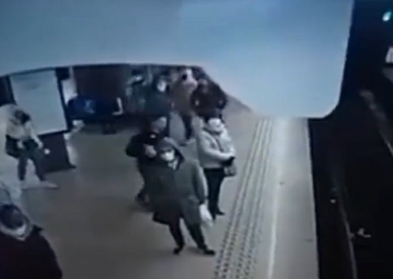Uznemirujuća snimka iz Bruxellesa: Muškarac u metrou gurnuo ženu na tračnice uoči dolaska vlaka
