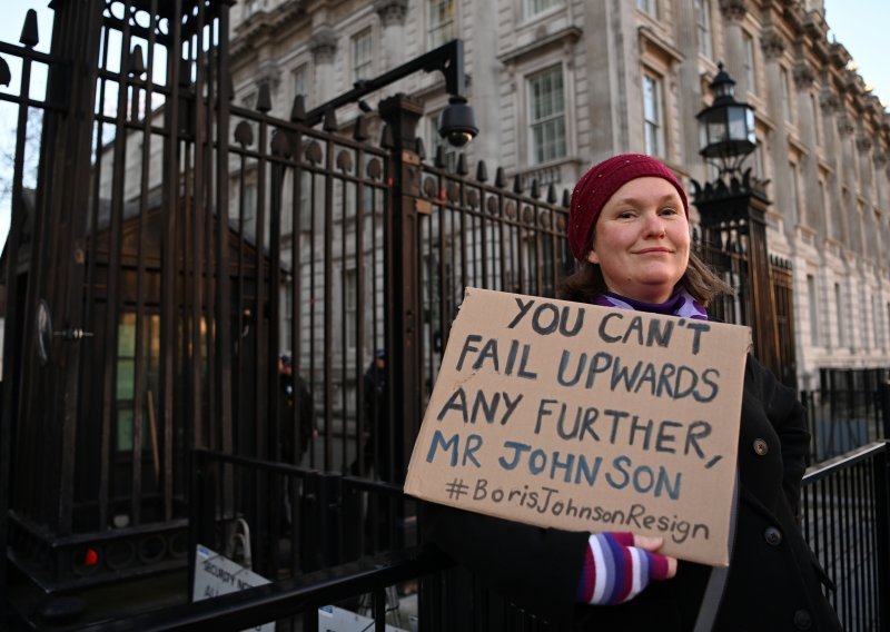 Vinski petak u Downing Streetu: Konzervativci poručili Johnsonu da 'vodi ili odstupi'