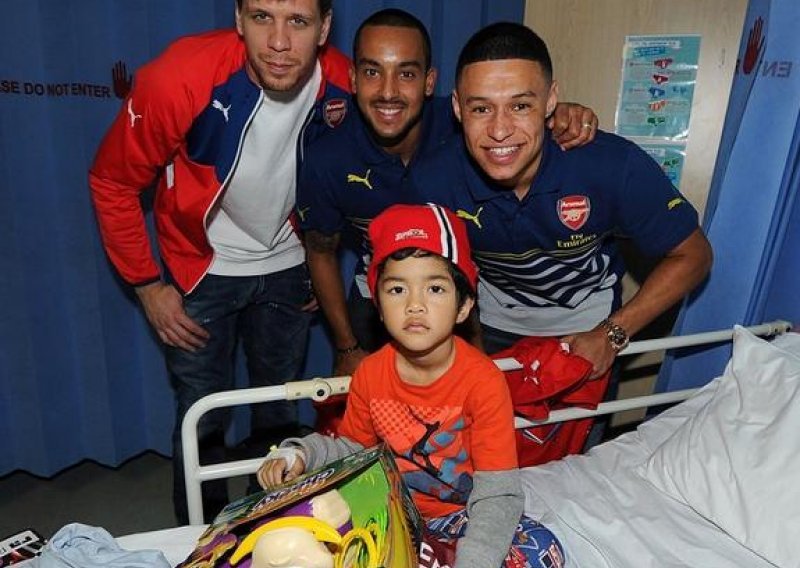 Namrgođeni mališan nasmijao Arsenalove zvijezde