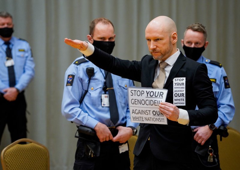 Breivik 10 godina nakon masakra traži uvjetno puštanje na slobodu, u sudnicu ušao noseći rasističku poruku i uz nacistički pozdrav