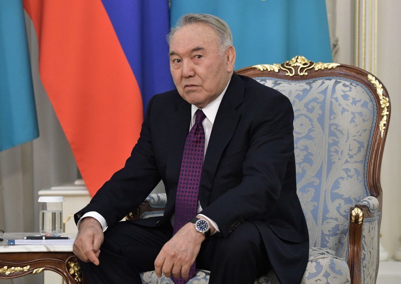 Bivši kazahstanski predsjednik pojavio se u javnosti, niječe sukobe među elitom