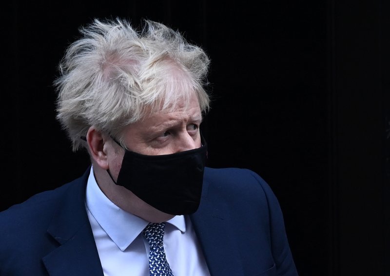 Zastupnici optužuju britansku vladu da 'ucjenom' pokušava održati Johnsona na vlasti: 'Za ime Boga, maknite se'