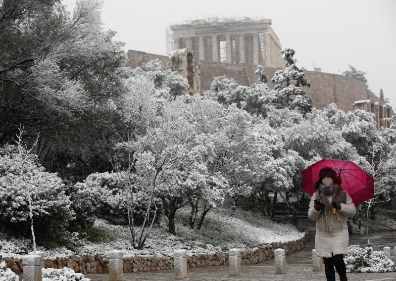 [FOTO] Snijeg zabijelio velik dio Grčke, čak je pao i na otoku Kreti na jugu