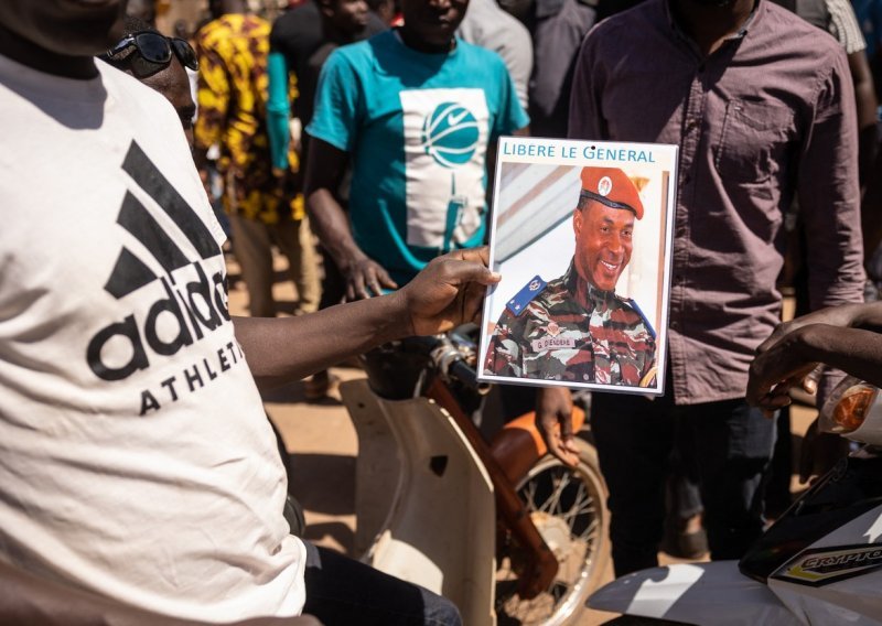 [FOTO] Državni udar u Burkini Faso: Vojska tvrdi da je svrgnula predsjednika Kaborea, njegova stranka kaže da je preživio pokušaj atentata