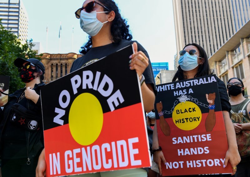 Na Dan Australije prosvjedi za prava Aboridžina širom zemlje, spomenik Jamesu Cooku zaliven crnom bojom