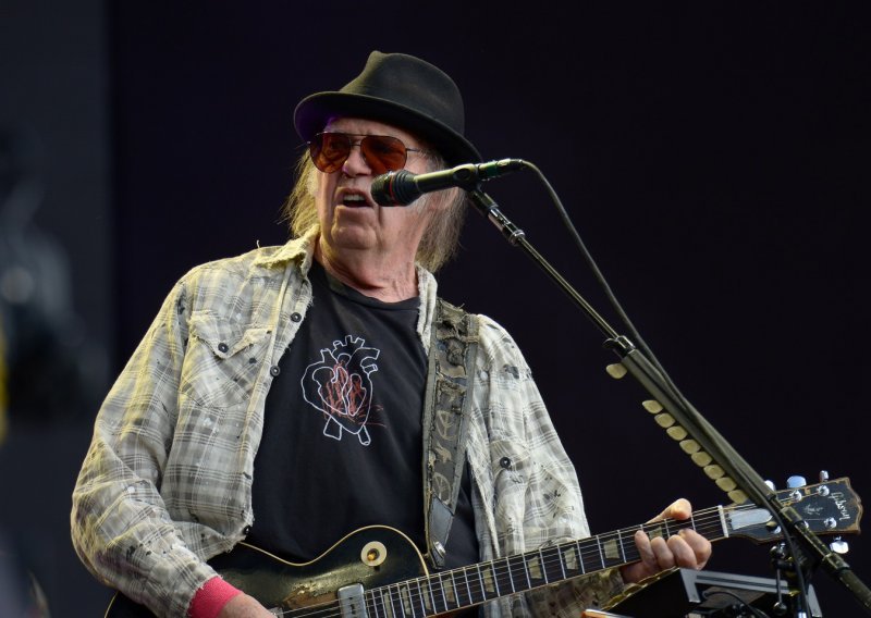 Neil Young povlači glazbu sa Spotifyja zbog dezinformacija o covidu koje se šire u podcastu Joea Rogana: 'Laži se prodaju za novac'
