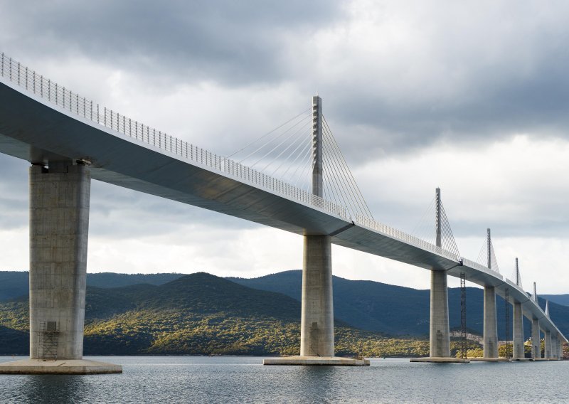 Rasvjeta na Pelješkom mostu je protuzakonita? 'Obavijestit ćemo Bruxelles, da saznaju kako se Hrvatska razbacuje novcem'