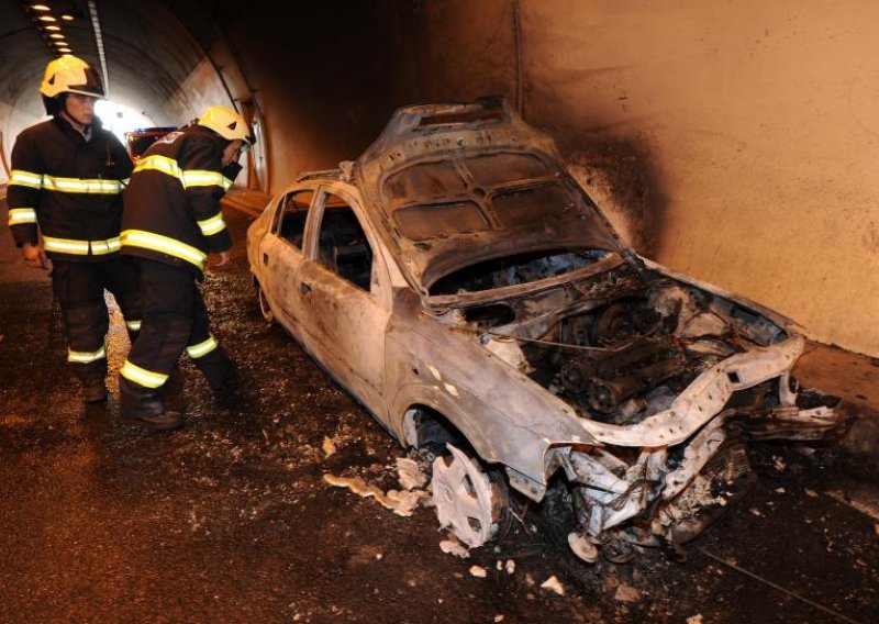 U tunelu Sveti Rok prometna nesreća i požar