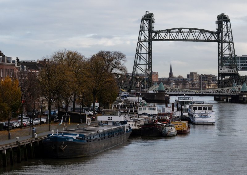 [VIDEO] Nova jahta Jeffa Bezosa toliko je velika da će morati rastaviti most u Rotterdamu da može isploviti na more