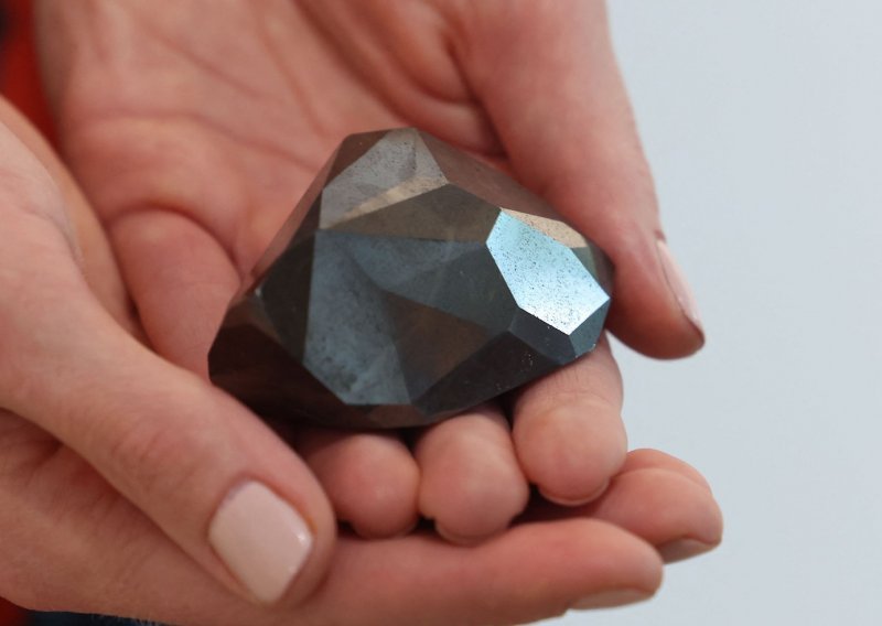 Tajanstveni crni dijamant 'Enigma' najveći je koji se ikada pojavio na aukciji