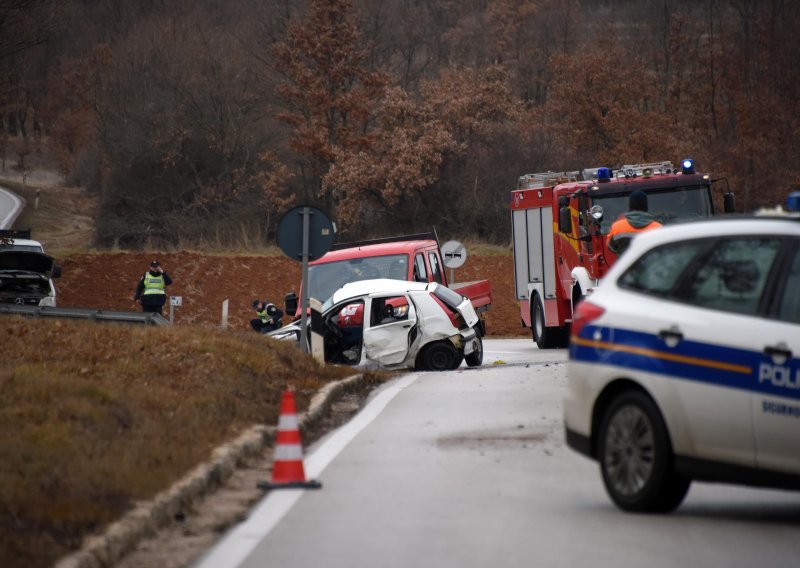 [FOTO] Jedan mladić poginuo, a šest osoba ozlijeđeno prometnoj nesreći u Istri