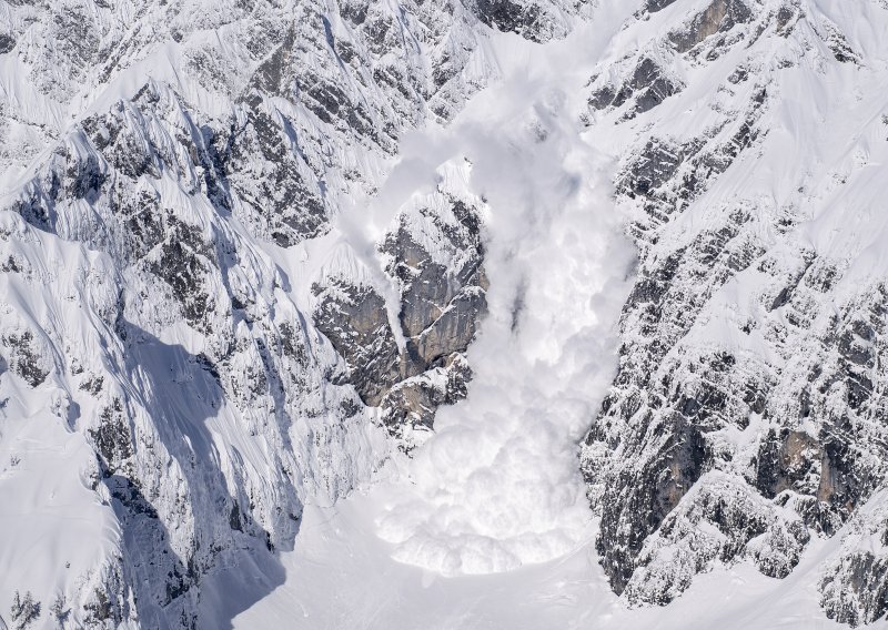 Osam osoba poginulo u lavinama koje je pokrenuo svježi snijeg u Austriji