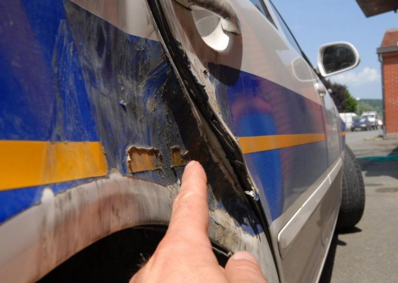 Vozaču prijetio smrću, policajcima traktorom razbio auto