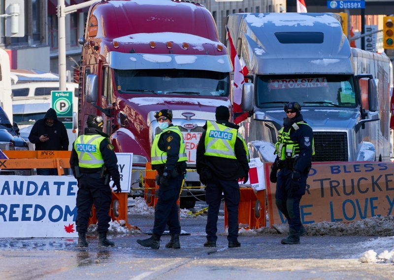 Vozači kamiona blokirali granični prijelaz sa SAD-om zbog obveze cijepljenja
