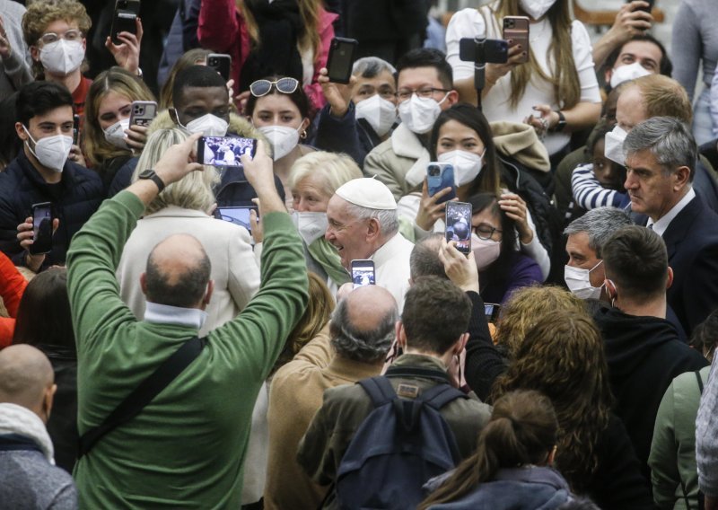 Papa Franjo: Rat je ludilo. Molimo i dalje Boga za mir u Ukrajini
