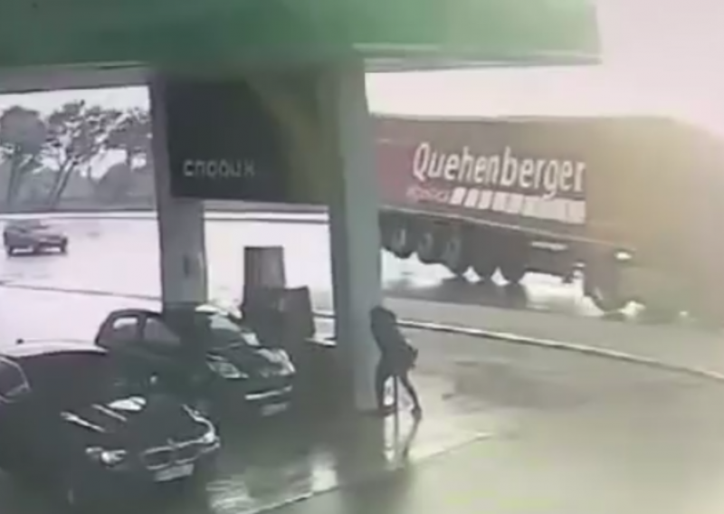 [VIDEO] Pogledajte kako je bura umalo otpuhala kamion u Makarskoj