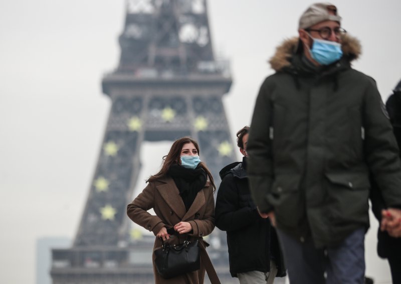 Francuska 28. veljače ukida obvezu nošenja maske u zatvorenom