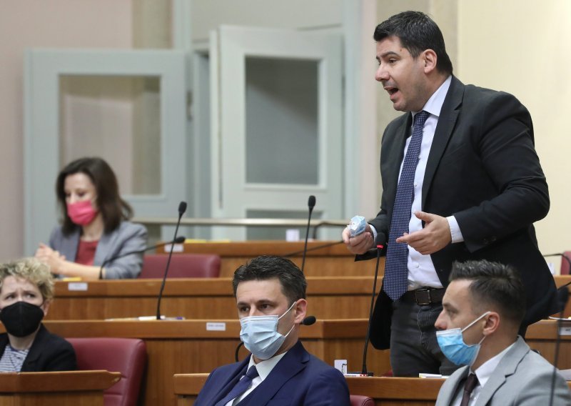 Grmoja: Diplomat Sabljak, 'progonjen kao zvijer', u DORH pozvan četiri godine nakon kaznene prijave