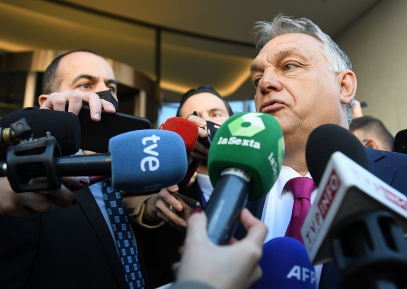 Zelenskij: Nadam se da će Mađarska biti prisiljena podržati isključenje Rusije iz SWIFT-a
