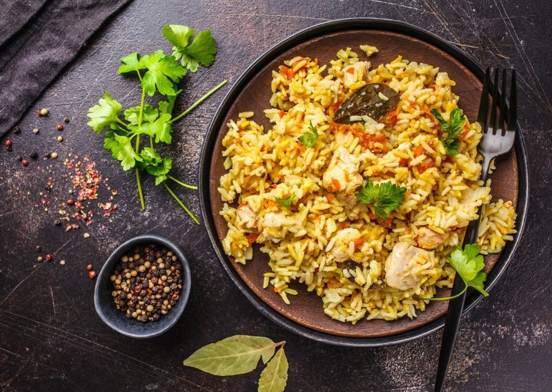 Jednostavnije i ukusnije ne može: Wok s piletinom i rižom jedno je od onih jela koje ćete pripremiti u tren oka
