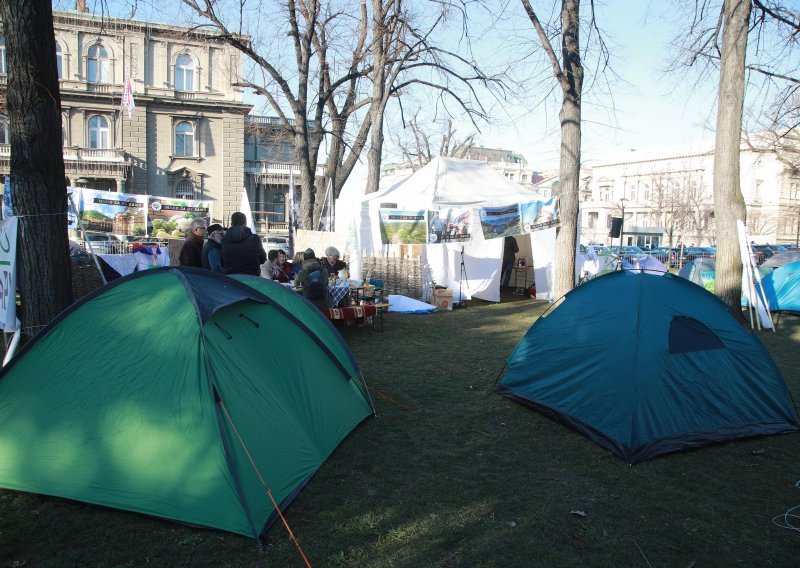 [FOTO] Ispred Vučićevog ureda osvanuli šatori: Aktivisti traže zabranu eksploatacije litija i bora