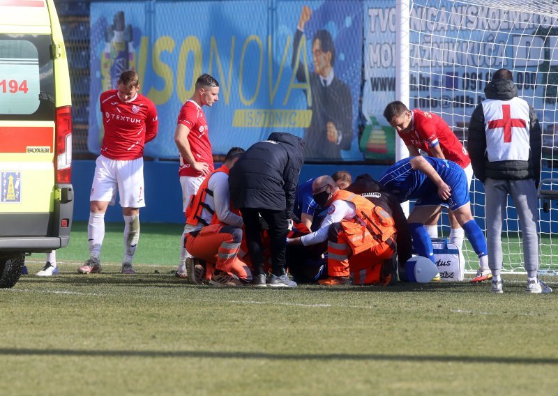 [FOTO] Mučne scene s drugoligaške utakmice iz Varaždina; domaći nogometaš doživio stravičnu ozljedu, igrači obje momčadi u šoku