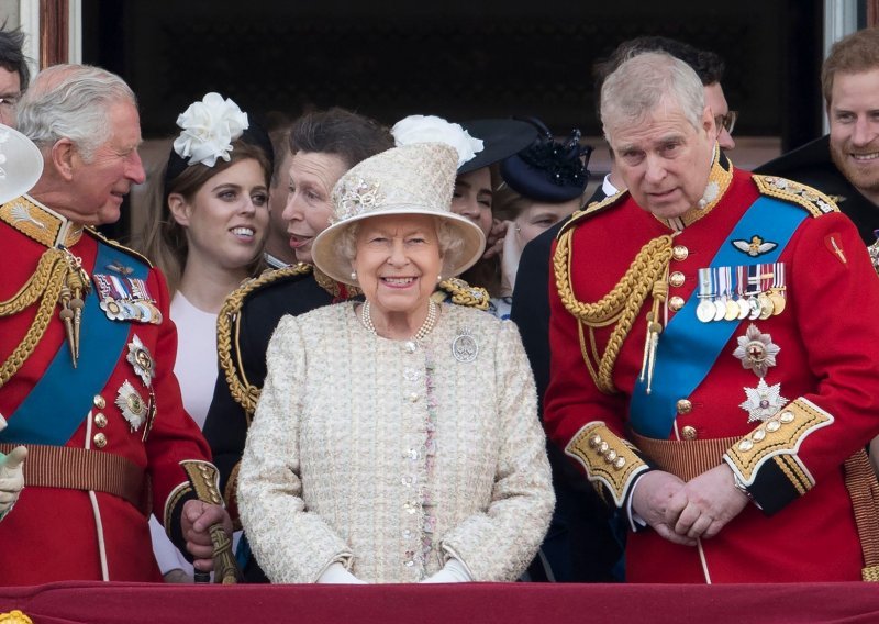 Britanska kraljica ima koronu, cijepljena je i simptomi su blagi